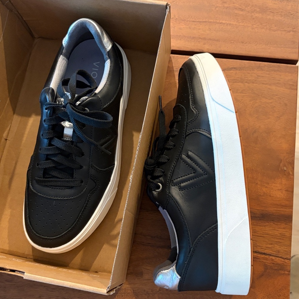 Vionic Black leather Vionic Shoes - Picture 4 of 10